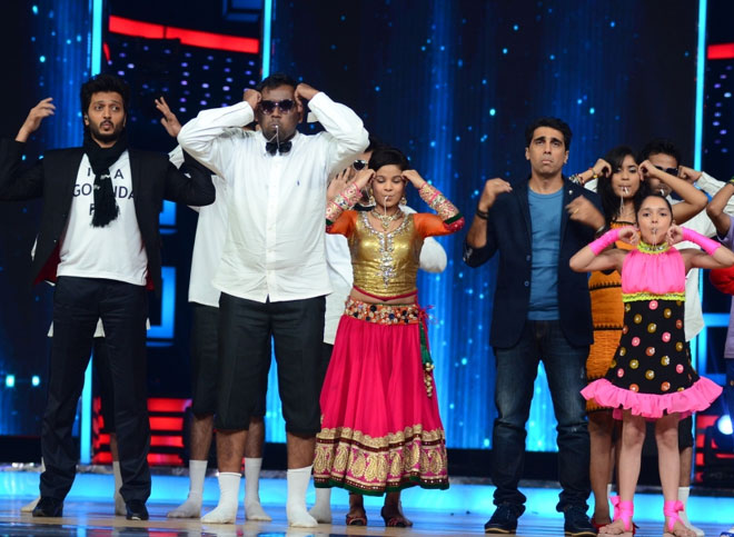 Riteish and Chavat Boys along with other contestants