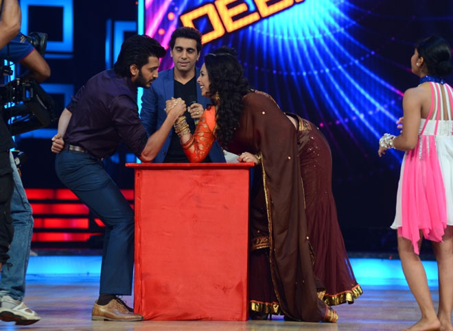 Riteish Deshmukh and Geeta Kapur try their hand at arm wrestling