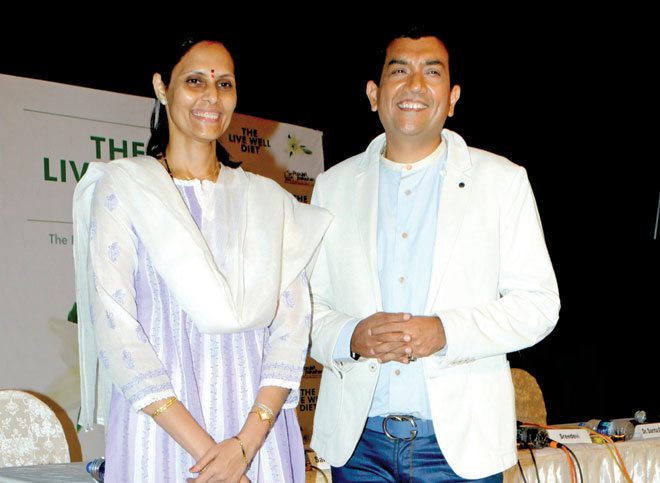 Dr. Sarita Davare & Sanjeev Kapoor  