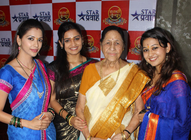 Star Pravah Haldi Kunku with Hruta Durgule(Durva),Deepali Pansare(Devayani)& Ketki Chitali(Aaboli) with 87 year old fan Kusu Vedyetkar.
