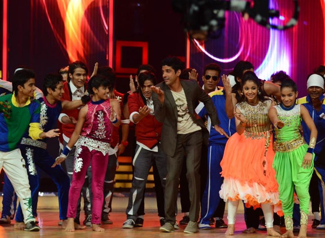 Farhan Akhtar dancing with the contestants