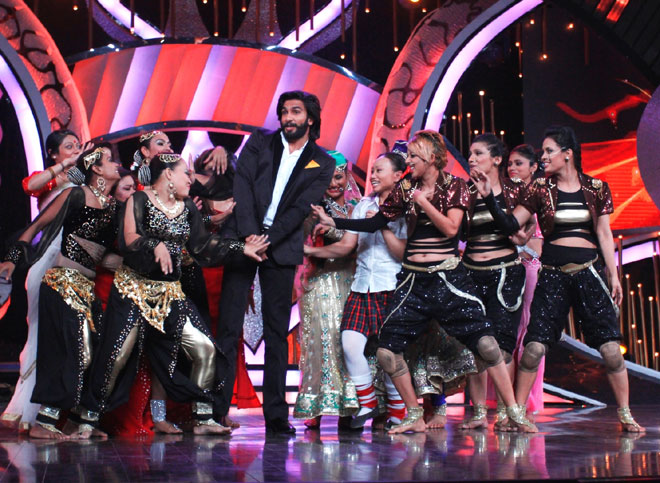 Ranver Singh dances with the Top 16 contestants of DID Super Moms