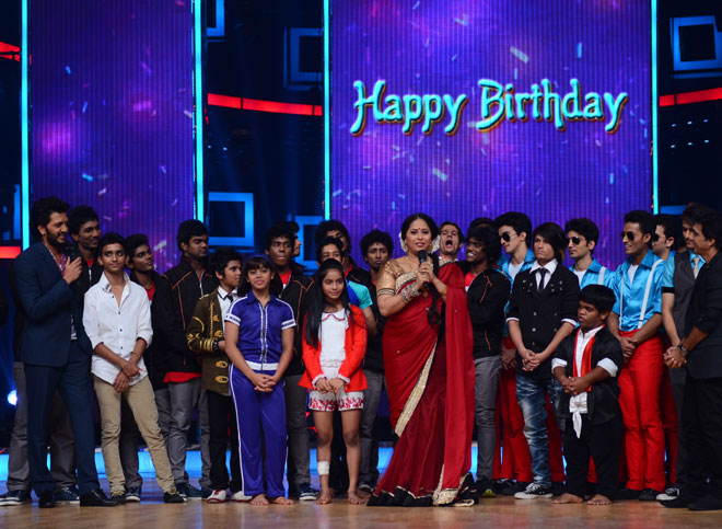Geeta Kapoor celebrating her birthday with the contestants