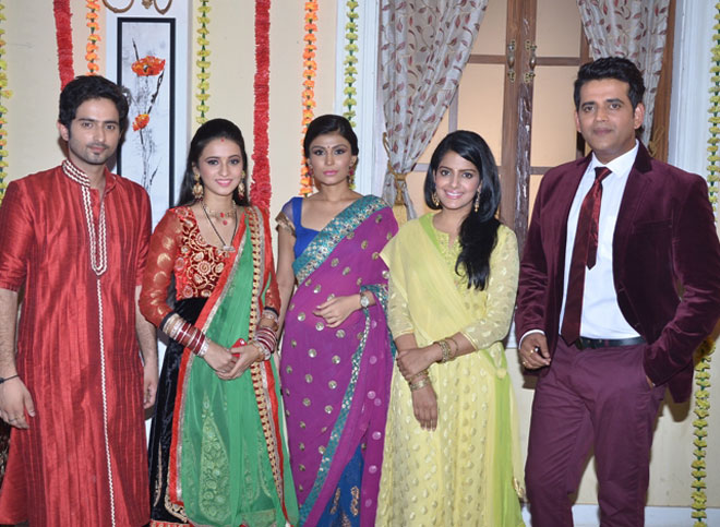 Jeet, Chaavi, Anamika, Vishakha, Ravi Kishen on the sets of Anamika