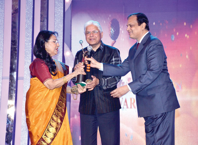 Hon. Shri Ashwani Kumar (Union Minister of Law and Justice) and V N Dhoot (Chairman- Videocon Industries Ltd.) to Mala Sinha 