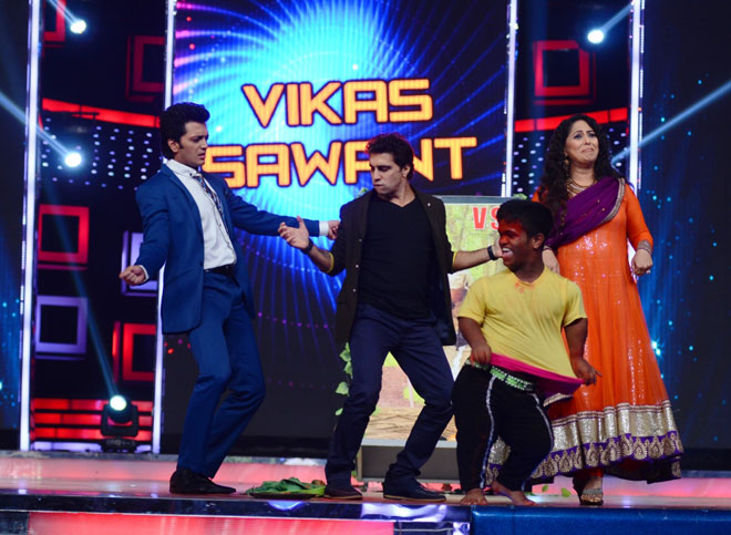 Vikas Sawant dancing along with Riteish Deshmukh, Geeta Kapur and Ashley Lobo