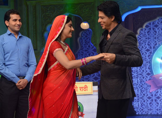 Shahrukh Khan dancing with Sandhya aka Deepika Singh