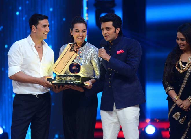 Akshay Kumar, Sonakshi Sinha and Riteish Deshmukh with the India's Dancing Superstar trophy