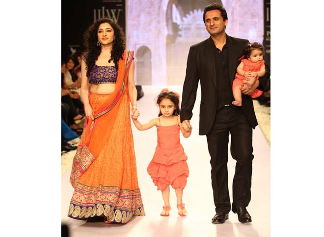 Jay Kalra with wife Bhavna and daughters