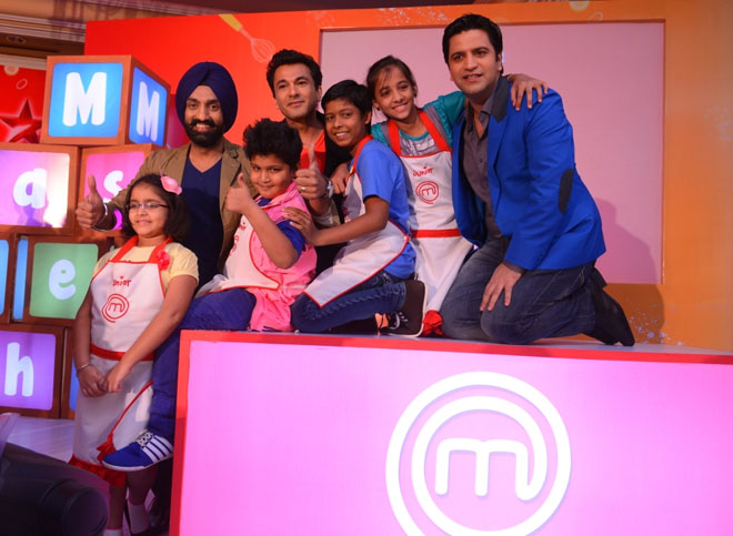 Chef Vikas Khanna, Chef Surjan Singh Jolly and Chef Kunal Kapur with the contestants of Junior Masterchef Swaad ke Ustaad