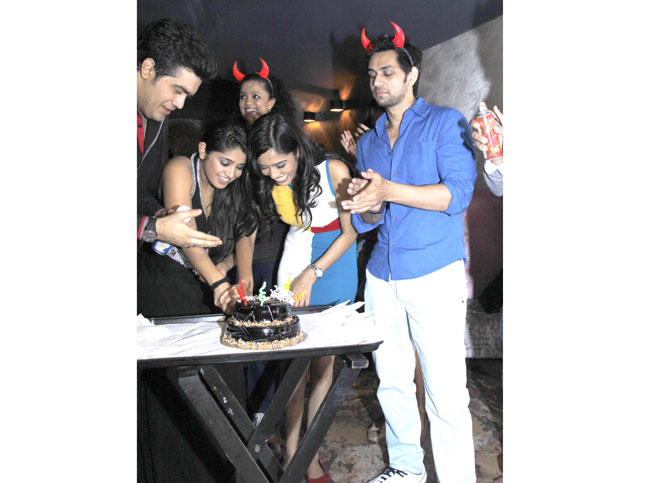  Chandni & Neha cut the cake..!