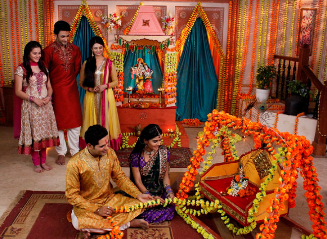 Divyanka, Priyal and Nishant fonly watch Saroja and Madhav do the Janmashtami Pooja