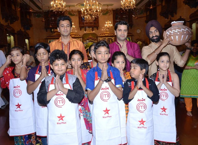 Chef Vikas Khanna, Chef Kunal Kapoor and Chef Jolly along with the contestants at the ISKON temple to seek the blessings of Lord Krishna