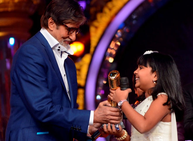 Amitabh Bachchan hands over the winner's trophy to Anjana Padmanabhan