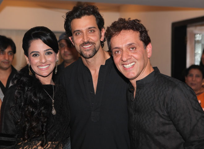Hrithik Roshan with Hosts Sara and Arfeen Khan