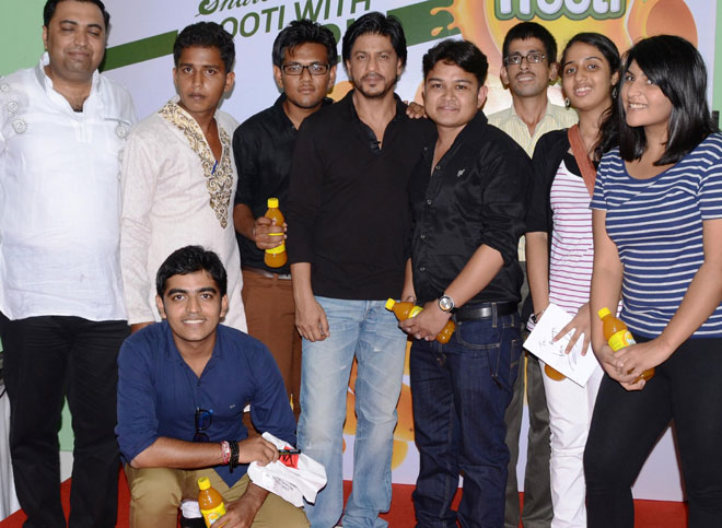 Shahrukh Khan with the winners of \'Share a Frooti with SRK\' winners
