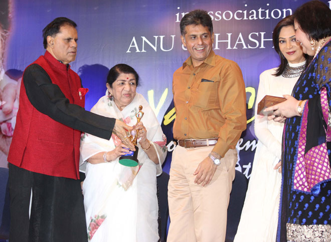 Lataji recieving award from I&B Minister Manish Tewari with dignitaries on stage