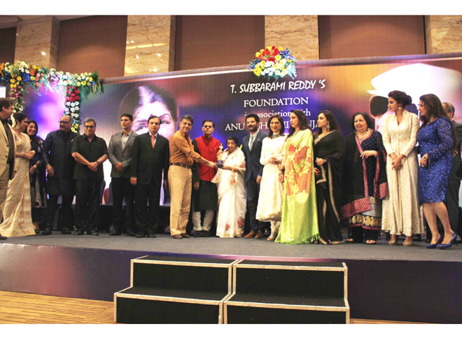 Lataji recieving award from I&B Minister Manish Tewari with Pamelaji Chopra, Simmi Grewal & Subbirami Reddy