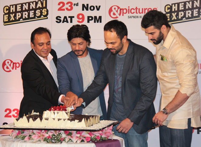 Punit Goenka, Shahrukh Khan, Rohit Shetty and Nikitin Dheer cut the cake at Zee TV's Success Bash