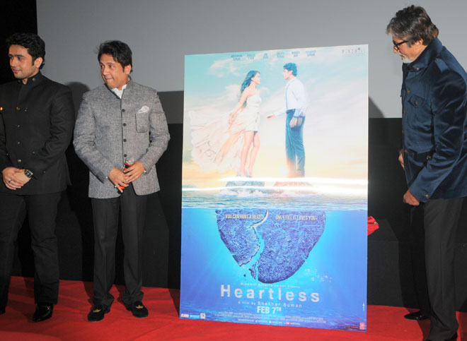 Amitabh Bachchan looking at HEARTLESS\' 3D poster