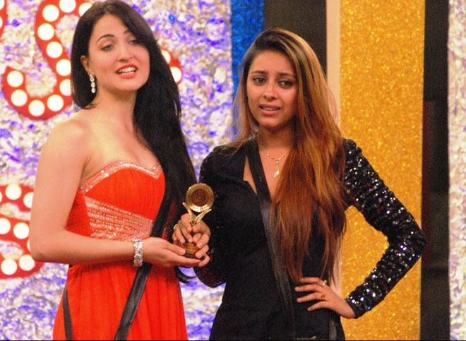 Elli and Pratyusha receiving the award
