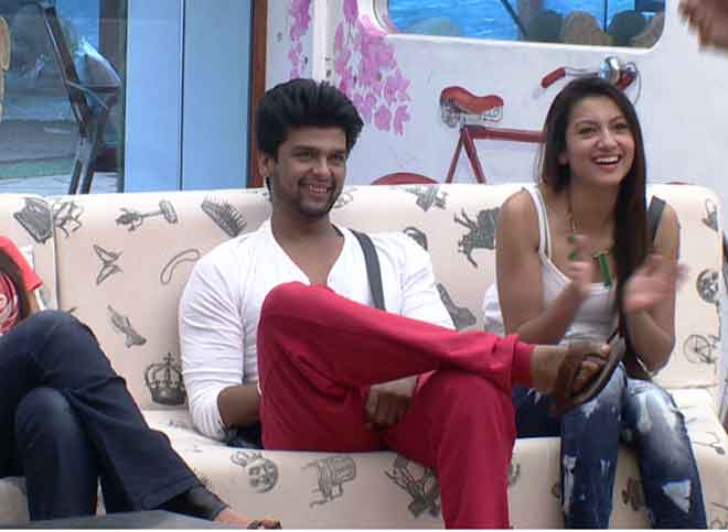 Other housemates reacting to Armaan's return