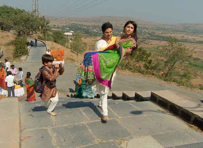 Naitiki & Akshara shoot at Wai for Yeh Rishta Kya Kehlata Hai