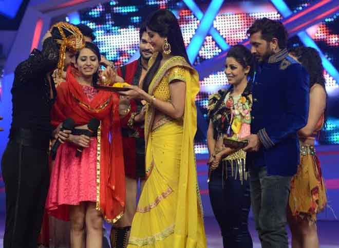 Shilpa does aarti before Ravi and Sargun leave Nach Baliye set to head for their wedding