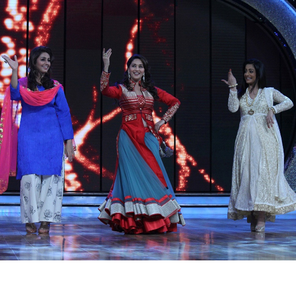 Huma, Madhuri and Shruti dancing on the sets of DID 4