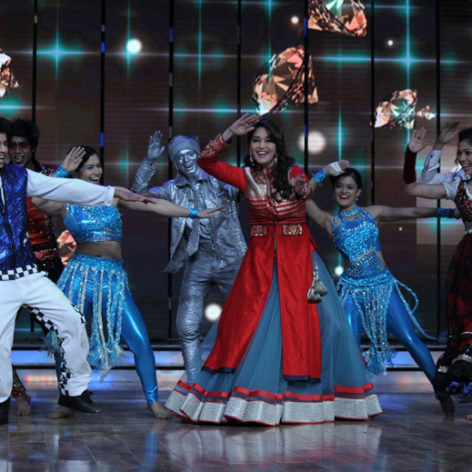 Madhuri dancing with the contestants on the sets of DID 4