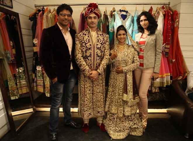 Riyaz Gangji\'s and Reshma with the cast of Desh Ki Beti Nandini
