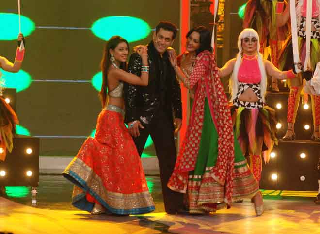 Salman, Pratyusha and Kamya dancing on Fevicol se