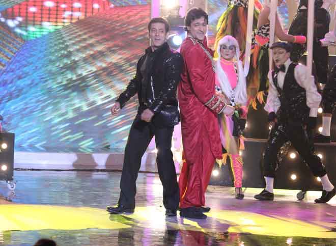 Salman and Armaan danding to Desi Beat