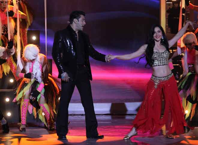 Salman and Elli dancing to Mashalla
