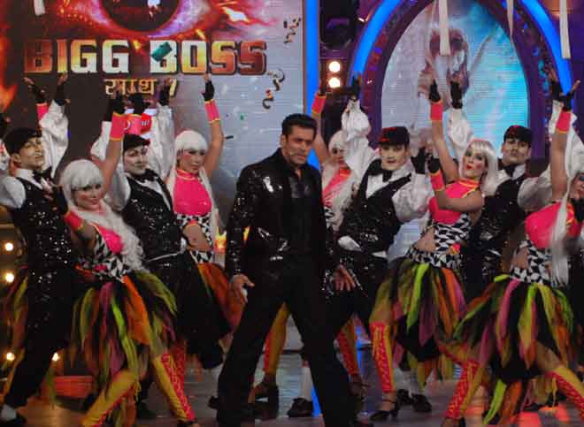 Salman dancing on Hud Hud Dabangg
