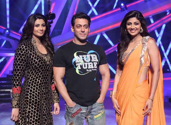 Daisy Shah, Salman Khan and Shilpa Setty Kundra posing together on Nach Baliye-6 