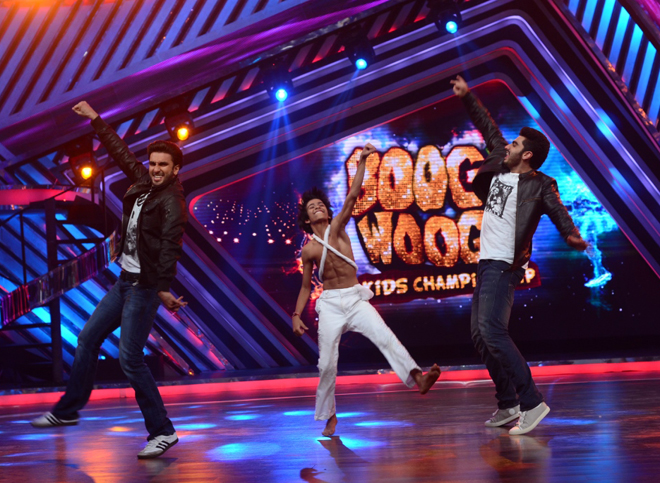 Ranveer Singh and Arjun Kapoor performing with Sagar on Boogie Woogie
