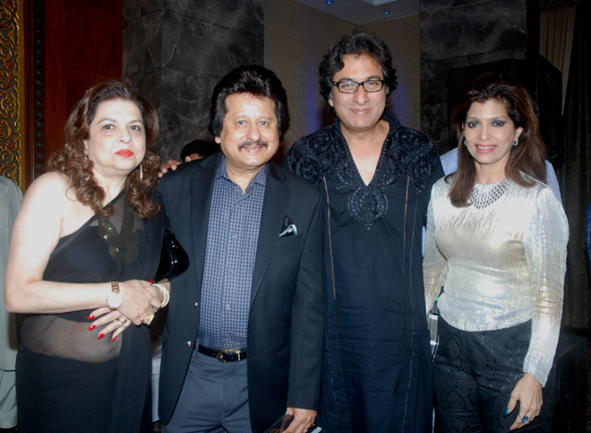 Pankaj Udhas with his wife and Talat Aziz with his wife