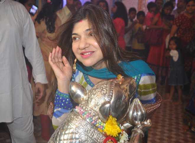  Melody Queen Star Singer Alka yagnik visits Andheri Cha Raja