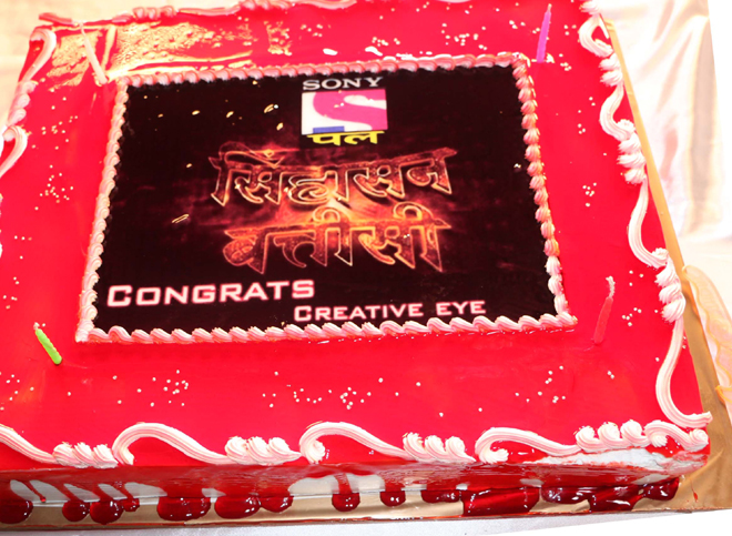 Dheeraj Kumar hosts a grand celebration on sets of Singhasan Battisi which started on Sony PAL