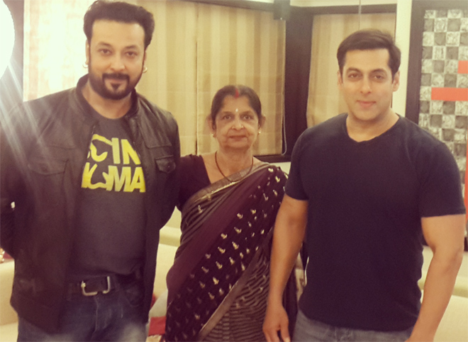  Super star Salman Khan, Santosh Shukla and his mother 