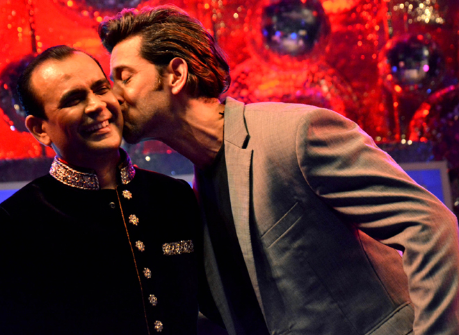 Hrithik Roshan kiss Yogesh Lakhani!