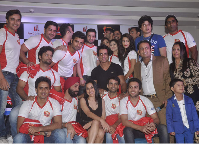 The Entire Jaipur Raj Joshiley Team with Sonu Sood