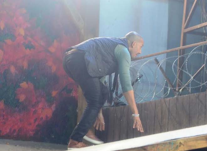 Ali Quli Mirza tries to jump off the wall & escape from the Bigg Boss House!