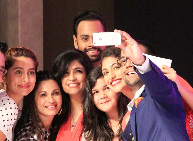 The emcees click a selfie with comedian Saloni, VJ Andy, singer Shibani Kashyap, Maria Goretti & Anusha Dandekar at #fame launch event