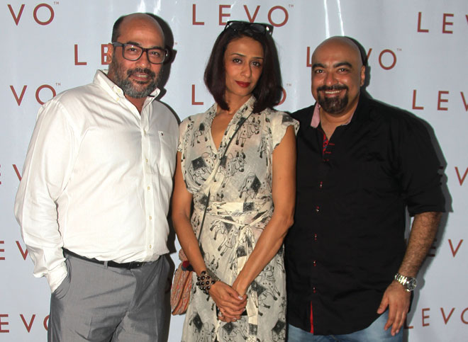 Mohan Kapur, Achint Kaur and Vicky Tejwani at Sargun Mehta\'s b\'day bash in Levo Lounge