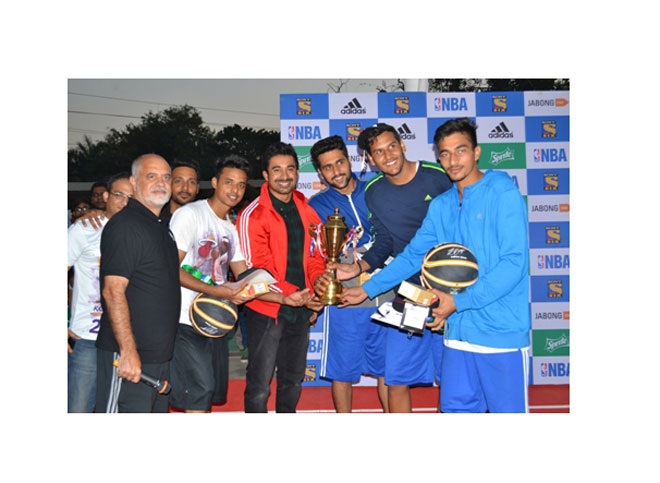 ACTOR & VJ RANNVIJAY FELICITATED THE WINNERS AT THE NATIONAL FINALS OF NBA JAM POWERED BY JABONG.COM IN PUNE