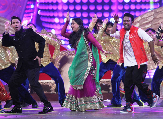 Master Marzi, Geeta Maa along with Dharmesh perform at the Zee Rishtey Awards, 2014