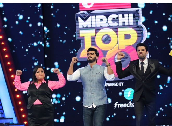 Arjun Kapoor with Bharti and Manish Paul at Vodafone Mirchi Top 20