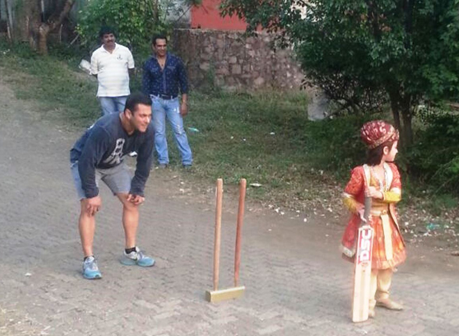 Salman Khan plays Cricket with Salim!